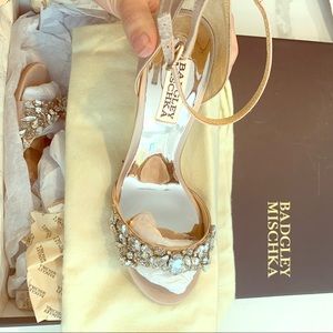 Champagne Badgley Mischka Satin Pumps NWT